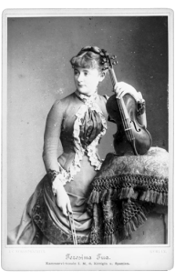 La violoniste Teresina Tua photographiée en 1884 à Berlin par J.C. Schaarwächter, source Goethe Universität Frankfurt am Mainz